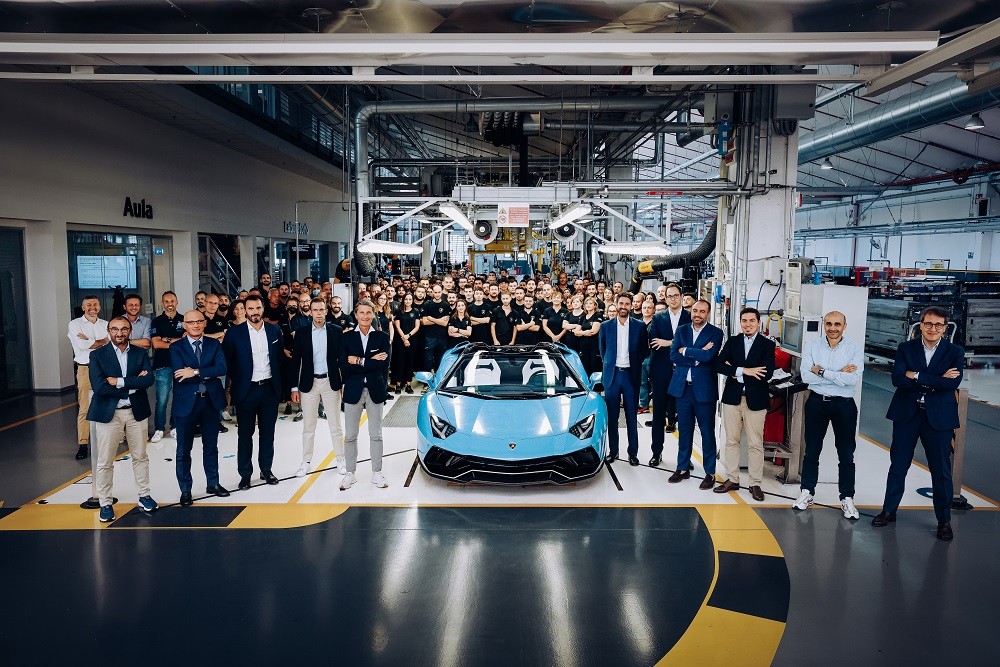Lamborghini Aventador i službeno završio svoju karijeru, kao i pravi V12! 25