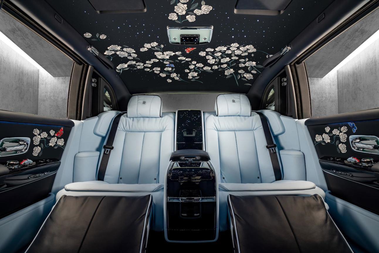 Rolls Royce Rose Phantom  Interior back Centre Base lights off