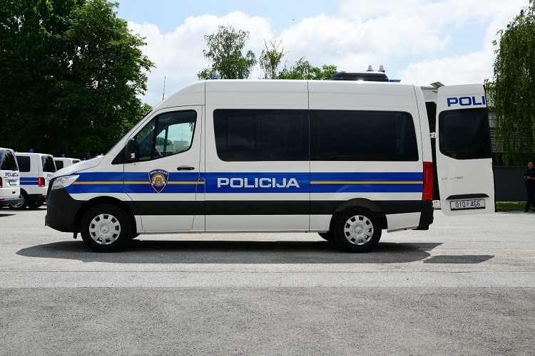Policija pojačala vozni park s 35 specijalnih kombi vozila 27