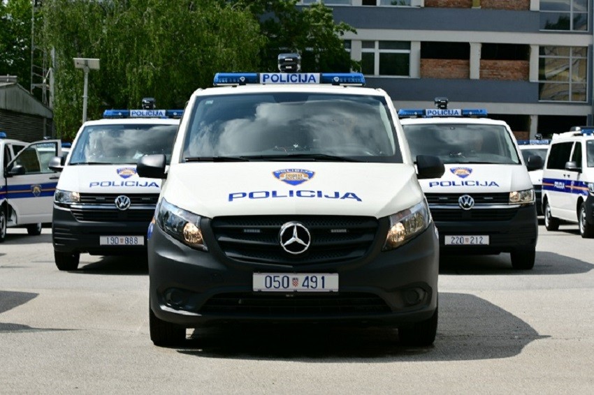 Policija pojačala vozni park s 35 specijalnih kombi vozila 25